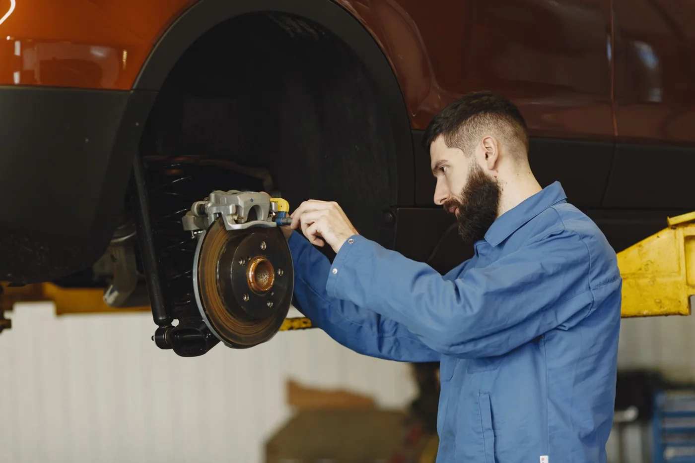 Werkstatt mit Fahrzeugen und Hebebühnen